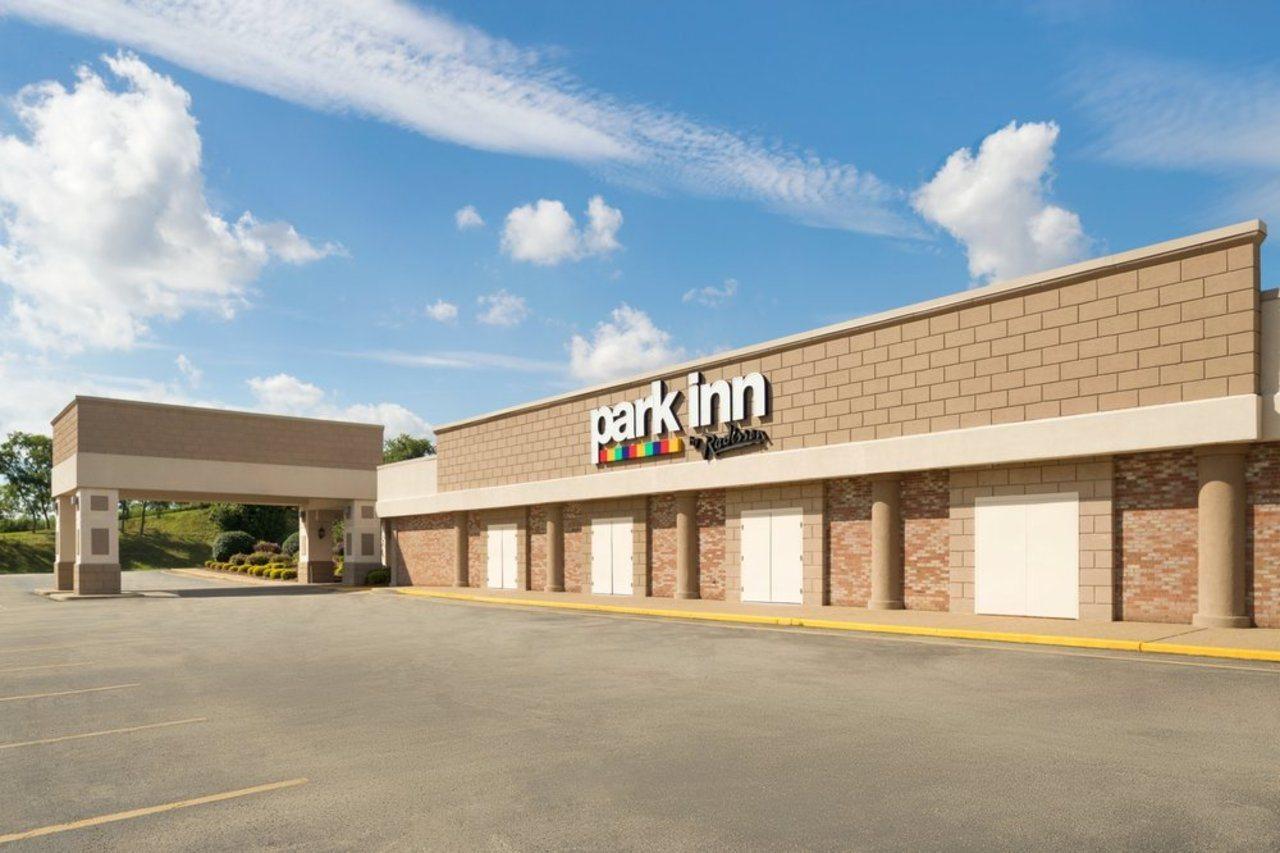 Ramada By Wyndham Uniontown Hotel Exterior photo