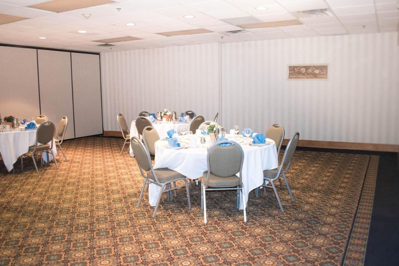Ramada By Wyndham Uniontown Hotel Exterior photo