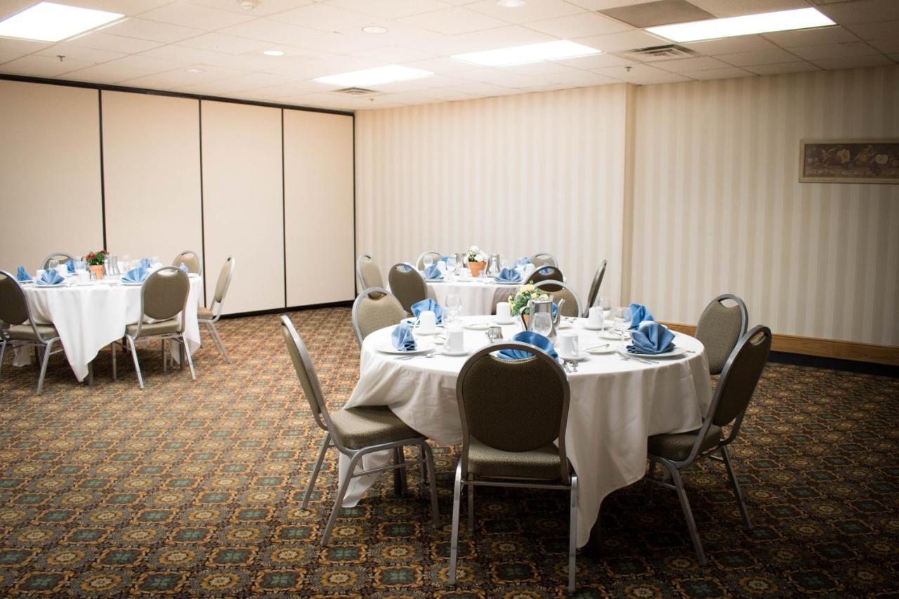 Ramada By Wyndham Uniontown Hotel Exterior photo