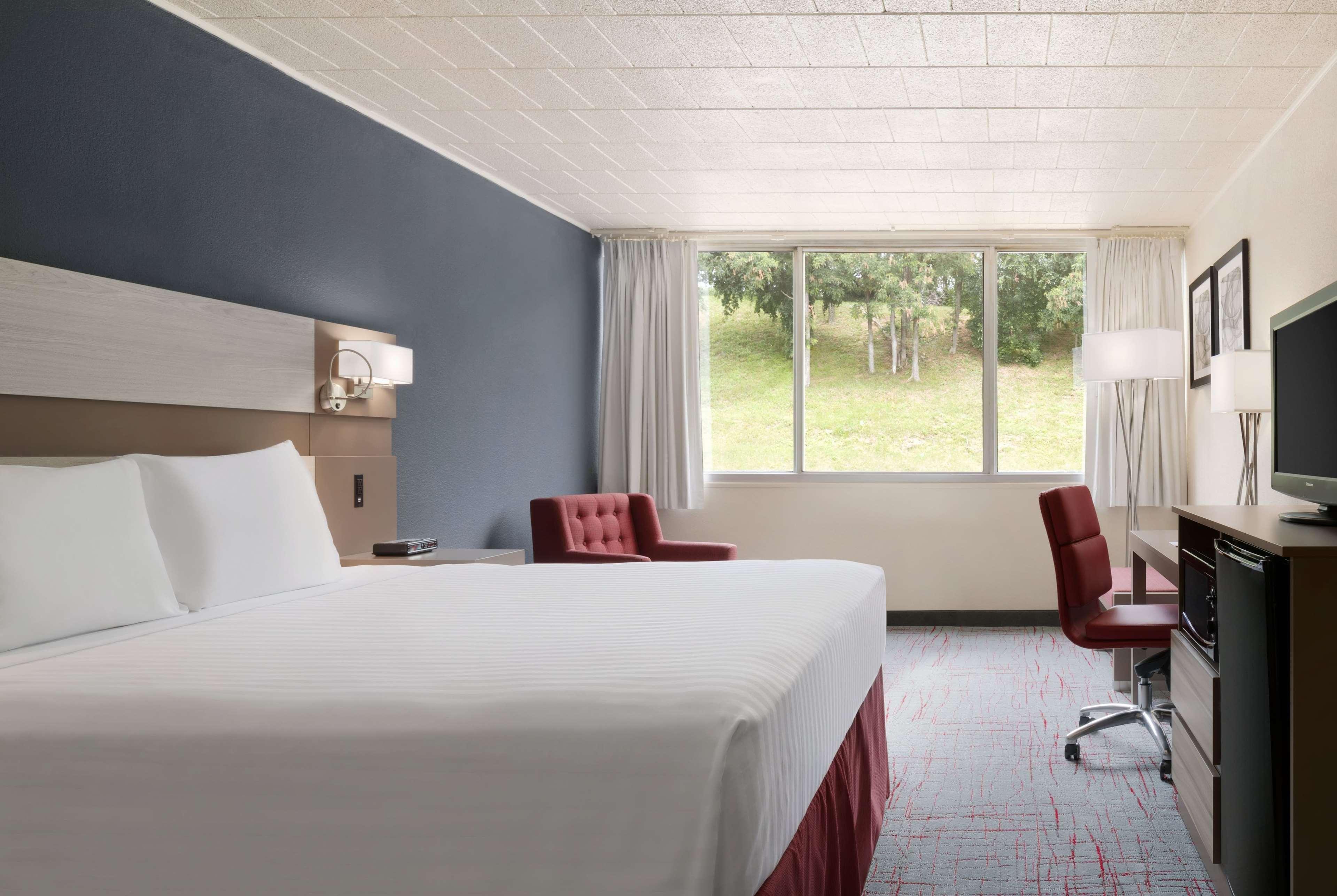 Ramada By Wyndham Uniontown Hotel Exterior photo