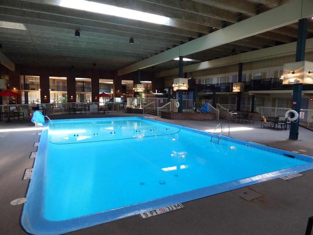 Ramada By Wyndham Uniontown Hotel Exterior photo