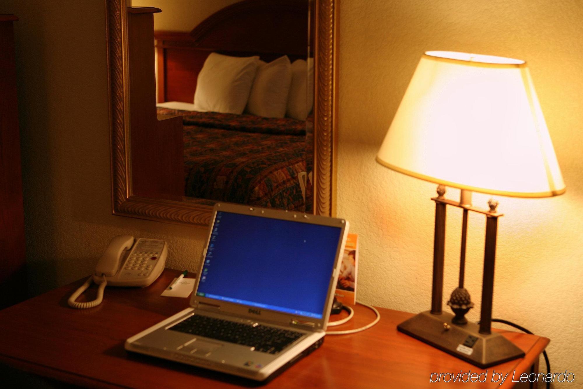 Ramada By Wyndham Uniontown Hotel Room photo