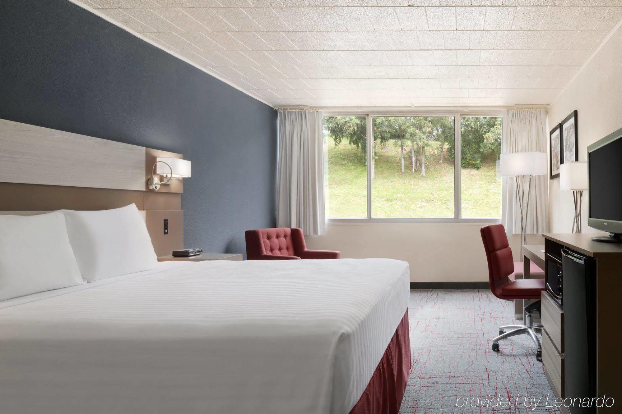 Ramada By Wyndham Uniontown Hotel Exterior photo