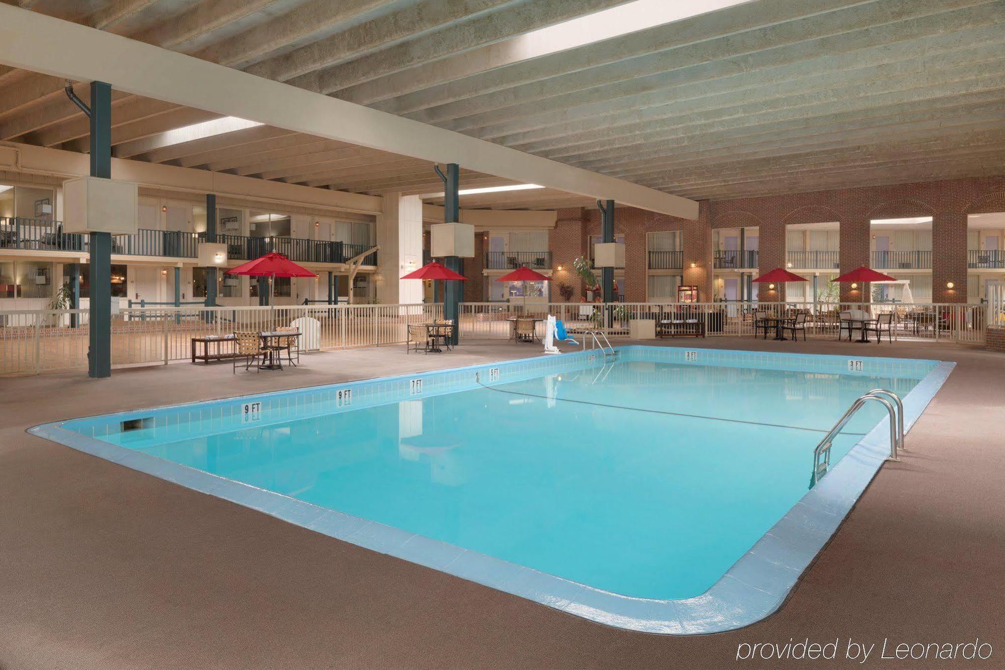 Ramada By Wyndham Uniontown Hotel Exterior photo