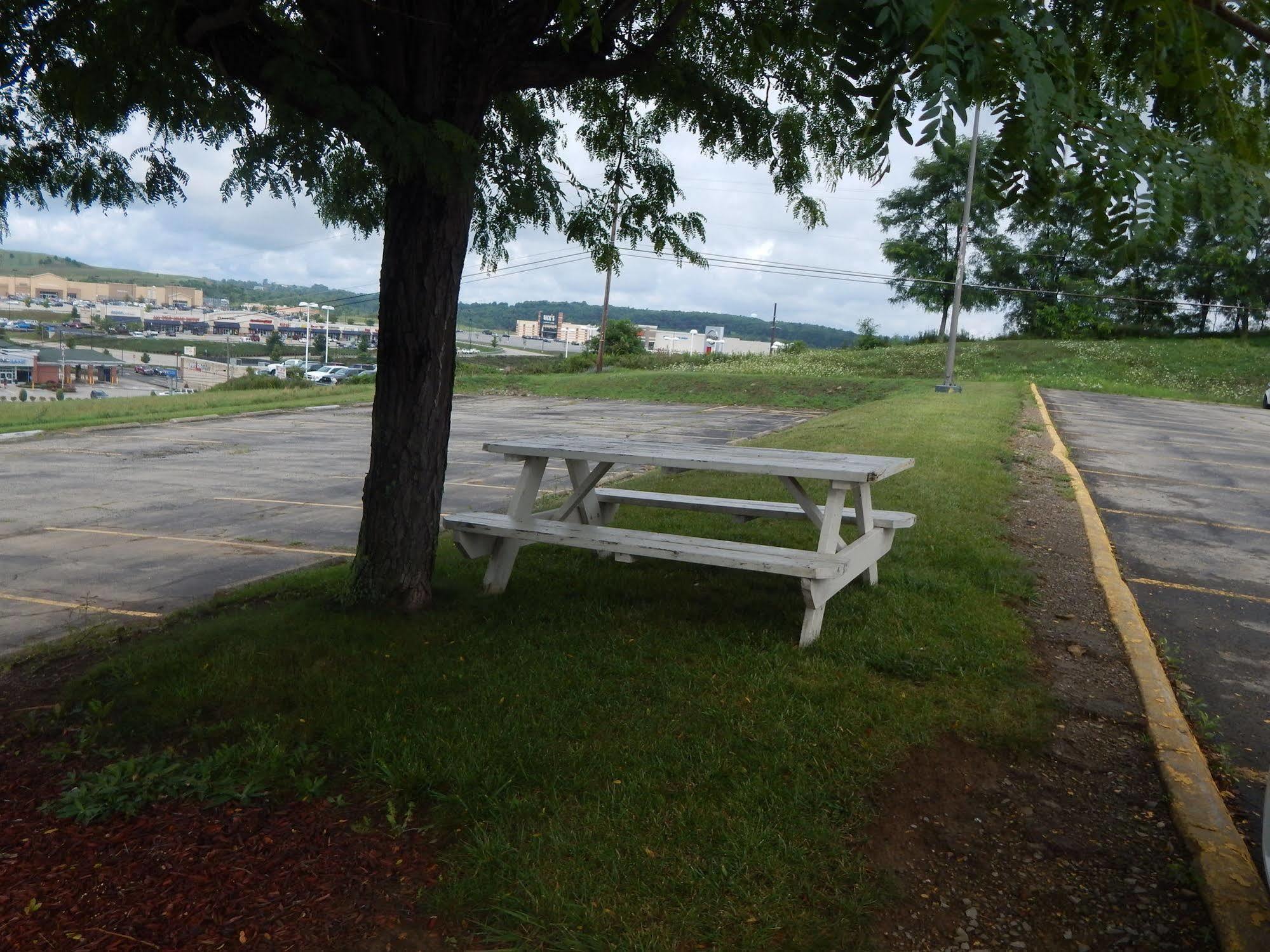 Ramada By Wyndham Uniontown Hotel Exterior photo