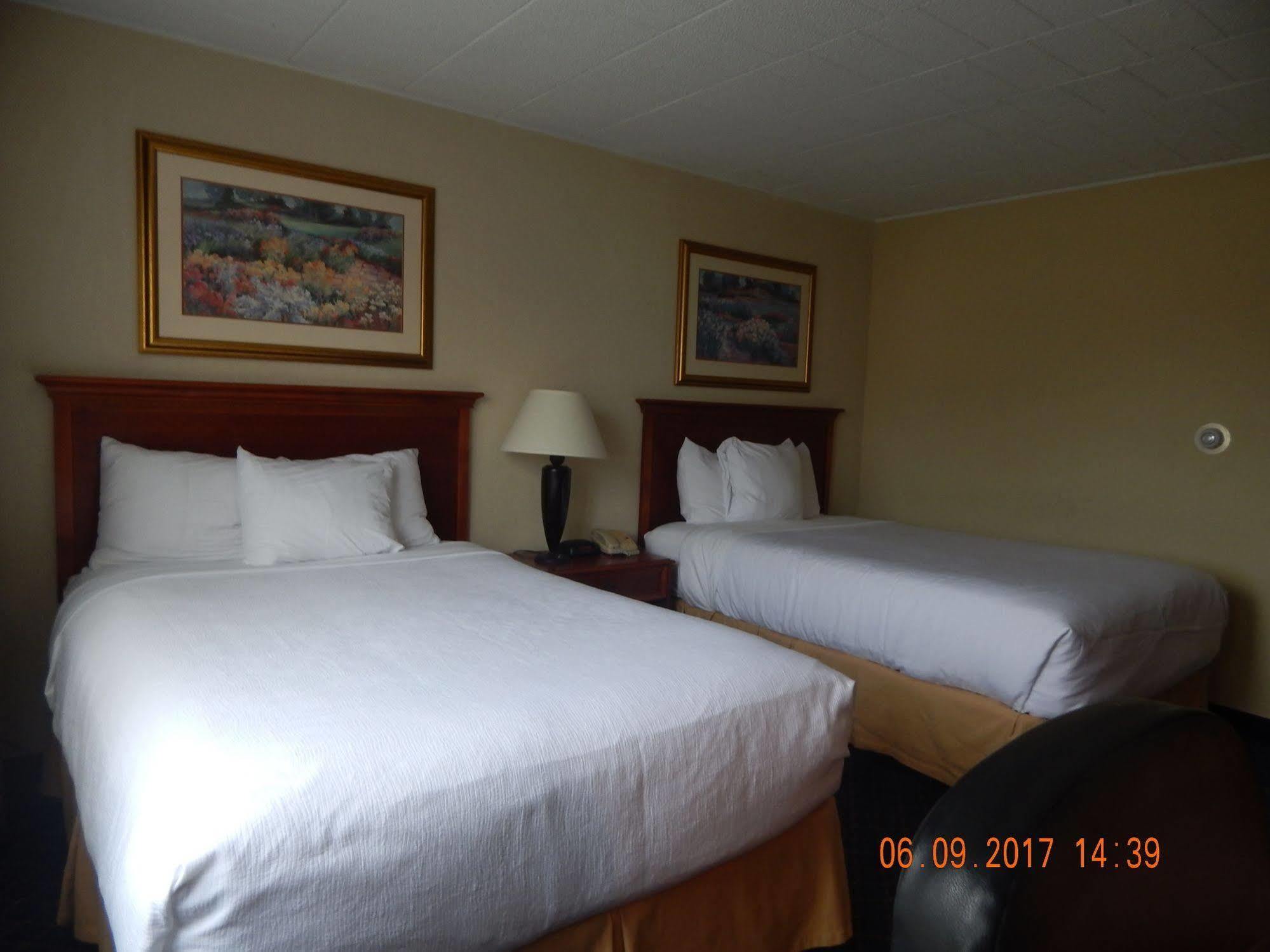 Ramada By Wyndham Uniontown Hotel Exterior photo